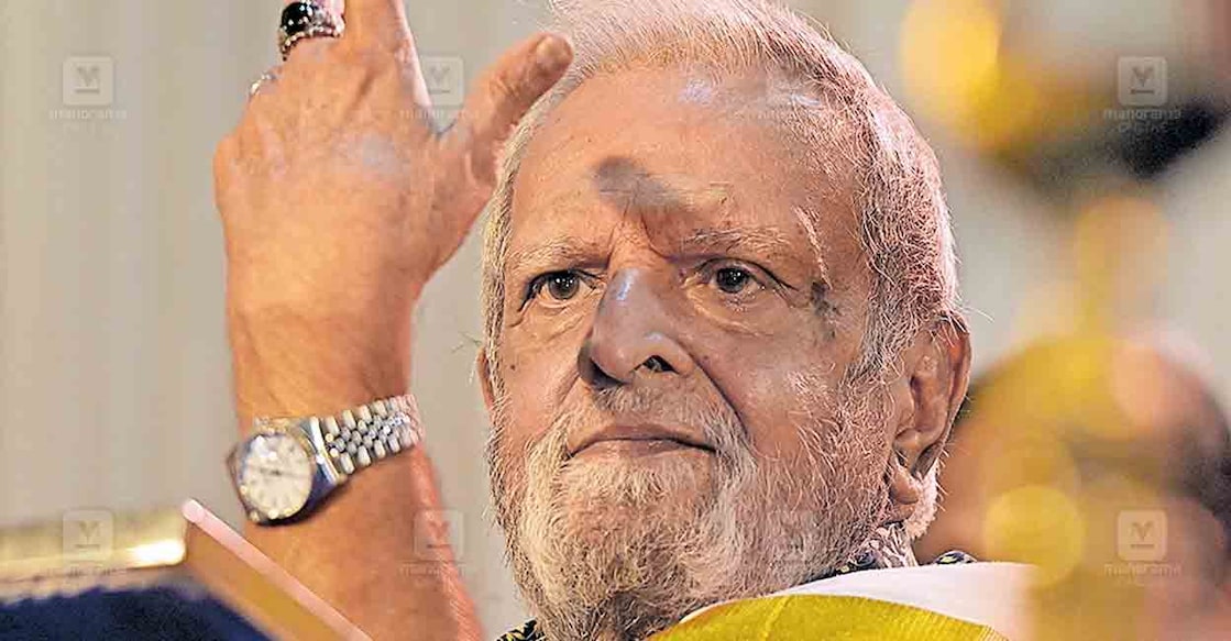 palakkad-jayachandran-1 കൊടുമ്പ് തിരുവാലത്തൂർ രണ്ടുമൂർത്തി ഭഗവതി ക്ഷേത്രത്തിൽ 2022ലെ തൃക്കാർത്തിക വിളക്കുത്സവത്തിൽ പങ്കെടുക്കാനെത്തിയ ഗായകൻ
പി.ജയചന്ദ്രൻ ഭക്തിഗാനം ആലപിക്കുന്നു. (മനോരമ ആർക്കൈവ്സ്).
