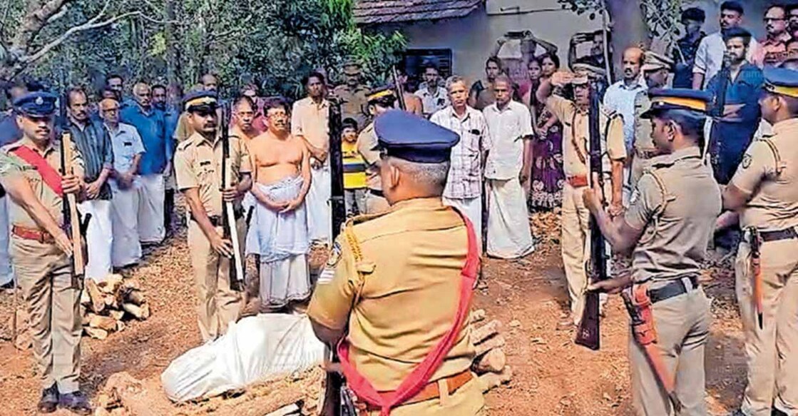 മാങ്ങോട്ടെ വീട്ടുവളപ്പിൽ അണിയറകലാകാരൻ നമ്പ്യാരത്ത് അപ്പുണ്ണി തരകന്റെ സംസ്കാരച്ചടങ്ങുകൾ സംസ്ഥാന സർക്കാരിന്റെ ഔദ്യോഗിക ബഹുമതികളോടെ നടത്തുന്നു.  