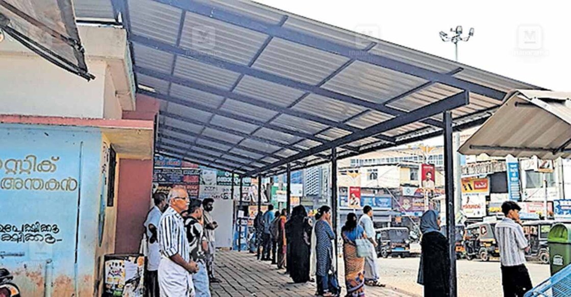 mannarkkad-bus-stand-waiting-shed മണ്ണാർക്കാട് നഗരസഭ ബസ് സ്റ്റാൻഡിൽ പുതുതായി നിർമിച്ച ബസ് കാത്തിരിപ്പു കേന്ദ്രം.