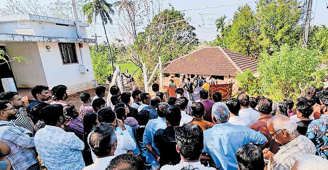 നെന്മാറ പേ‍ാത്തുണ്ടിയിൽ അമ്മയും മകനും കൊല്ലപ്പെട്ട സ്ഥലത്ത് മകൻ  സുധാകരന്റെ മൃതദ്ദേഹം പൊലീസ് പരിശോധിക്കുമ്പോൾ തടിച്ചുകൂടിയ നാട്ടുകാർ. ചിത്രം: മനോരമ 