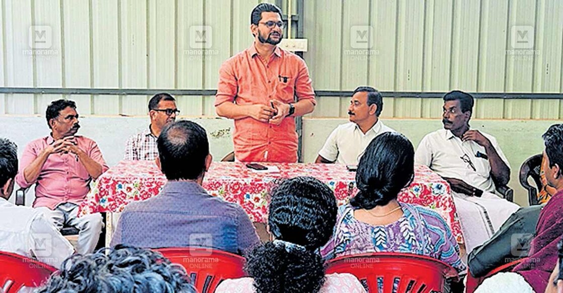 കുലുക്കല്ലൂര്‍ പഞ്ചായത്തിലെ കുടുംബാരോഗ്യകേന്ദ്രത്തിന്റെ വികസനവുമായി ബന്ധപ്പെട്ടു ചേര്‍ന്ന ജനപ്രതിനിധികളുടെയും നാട്ടുകാരുടെയും ഉദ്യോഗസ്ഥരുടെയും യോഗത്തില്‍ മുഹമ്മദ് മുഹസിന്‍ എംഎല്‍എ പദ്ധതി വിശദീകരിക്കുന്നു.  
