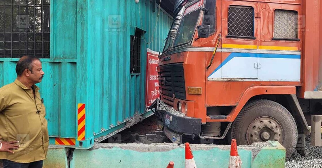 walayar-excise-checkpost-lorry-crash