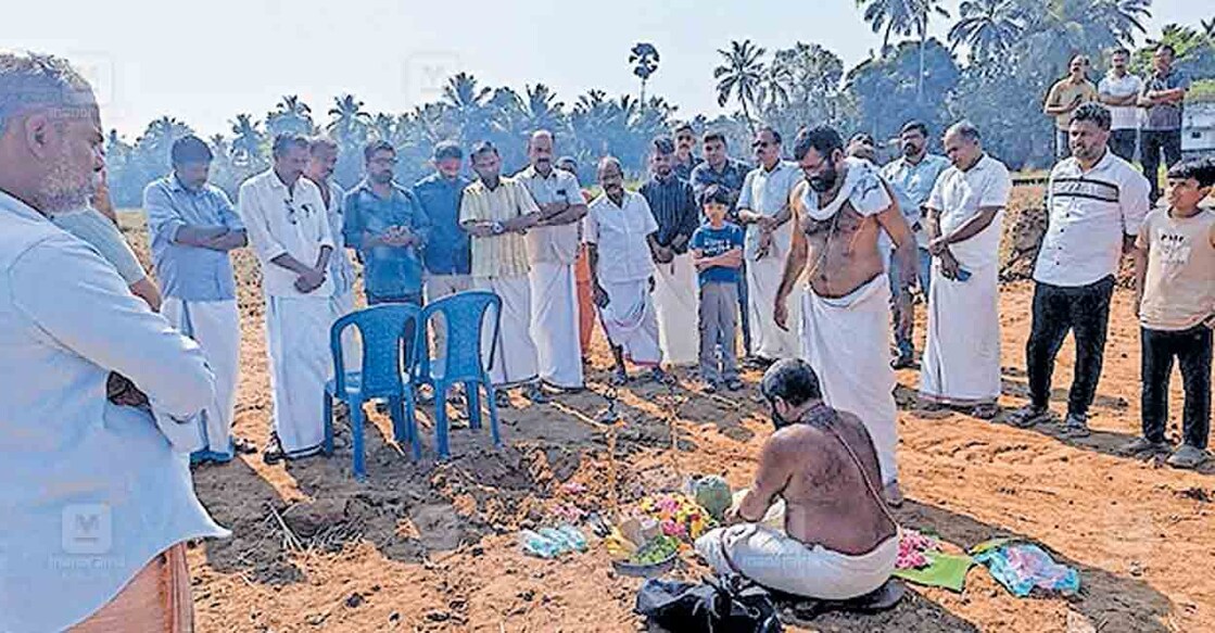 പെരുമുടിയൂരിൽ റെയിൽവേ അടിപ്പാത നിർമാണത്തിനു തുടക്കം കുറിച്ചു നടന്ന ഭൂമിപൂജ.  