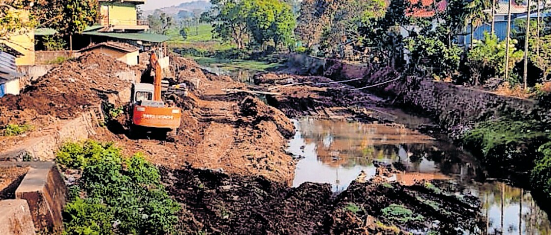 നെല്ലിയാമ്പതി നൂറടിപ്പുഴയോരത്ത് സംരക്ഷണ ഭിത്തി നിർമാണത്തിനു മുൻപ് പുഴയിലെ മണ്ണു നീക്കുന്നു.  

