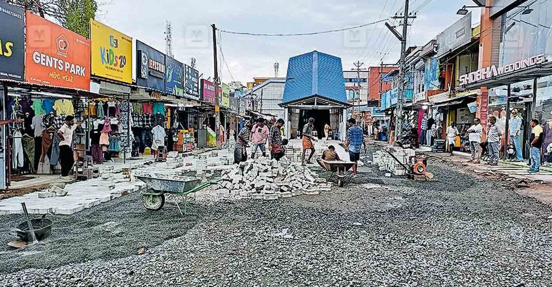 ശകുന്തള ജംക്‌ഷൻ യന്ത്രപ്പടി റോഡ് ഇന്റർലോക്ക് പ്രവൃത്തി പുരോഗമിക്കുന്നു.