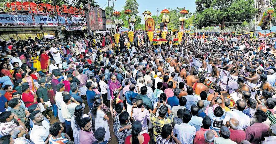 mannarkkad-pooram മണ്ണാർക്കാട് പൂരാഘോഷത്തോടനുബന്ധിച്ചു നടന്ന വലിയാറാട്ട് എഴുന്നള്ളിപ്പ്. ചിത്രം: മനോരമ