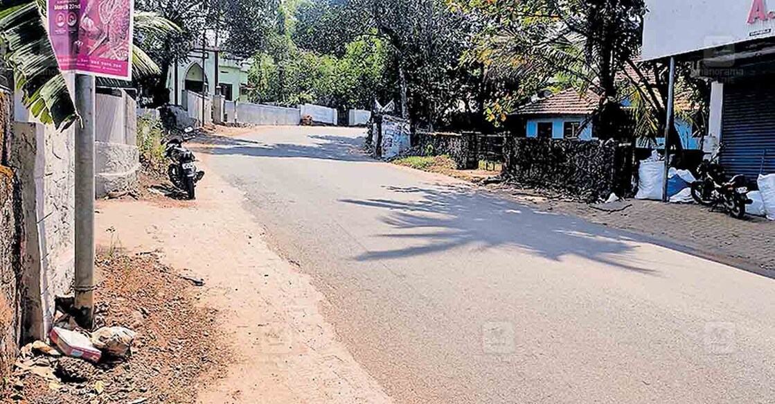 പട്ടാമ്പി– ചെർപ്പുളശ്ശേരി റോഡിൽ മരുതൂരിനും കരിമ്പുള്ളിക്കുമിടയിലെ അപകട സാധ്യതാ മേഖലയായ കരിമ്പുള്ളി ഇറക്കം.  