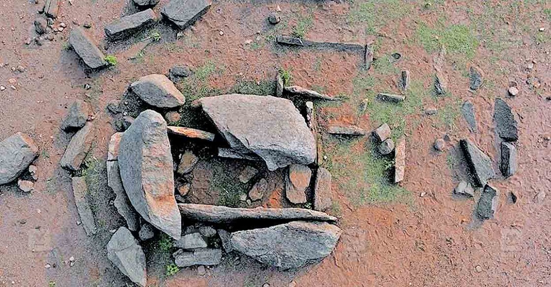 

മലമ്പുഴ ഡാമിനടുത്ത് ആർക്കിയോളജിക്കൽ സർവേ ഓഫ് ഇന്ത്യയുടെ നേതൃത്വത്തിൽ നടത്തിയ ഖനനത്തിൽ കണ്ടെത്തിയ മഹാശില (മെഗാലിത്തിക്) നിർമിതികൾ.  