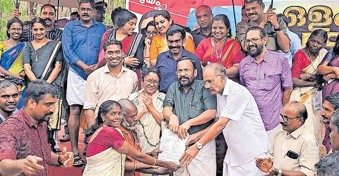 
ഒളകരയിൽ 44 കുടുംബങ്ങൾക്കുള്ള വനാവകാശ രേഖ മന്ത്രിമാരായ കെ.രാജൻ, എ.കെ.ശശീന്ദ്രൻ എന്നിവർ ചേർന്ന് വിതരണം ചെയ്യുന്നു.
