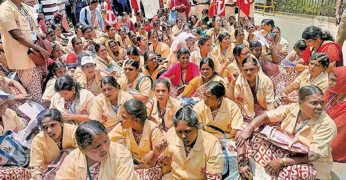 ശമ്പളവർധന ഉൾപ്പെടെയുള്ള 9 ആവശ്യങ്ങൾ ഉന്നയിച്ച് തമിഴ്നാട്ടിൽ സിഐടിയുവിന്റെ നേതൃത്വത്തിൽ ആശാ വർക്കർമാർ പ്രഖ്യാപിച്ച സമരത്തിന്റെ ഭാഗമായി ഊട്ടി കലക്ടറേറ്റിനു മുന്നിൽ നടത്തിയ റോഡ് ഉപരോധം.