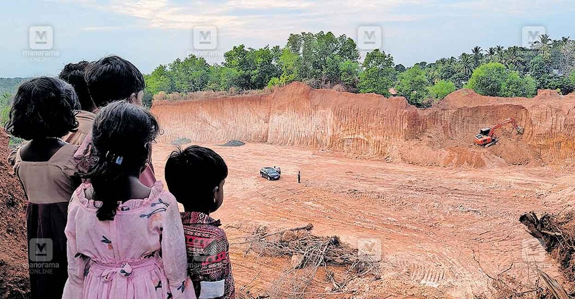 കപ്പൂർ മൈലാടിക്കുന്നിൽ നടക്കുന്ന മണ്ണെടുപ്പ്.  

