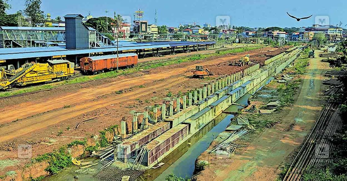 പാലക്കാട് ടൗൺ റെയിൽവേ സ്‌റ്റേഷനിൽ പിറ്റ്‌ലൈൻ നിർമാണം പുരോഗമിക്കുന്നു. ചിത്രം: മനോരമ  
