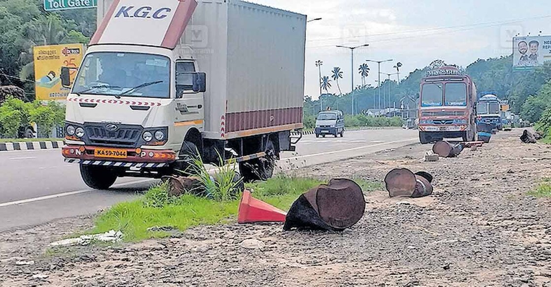 ടോൾ നിരക്ക് കൂട്ടുമ്പോഴും പന്നിയങ്കര ടോൾ പ്ലാസയ്ക്ക് സമീപമുള്ള സർവീസ് റോഡ് ടാറിങ് നടത്താതെ ഇട്ടിരിക്കുന്നു. ഇവിടെ നിന്ന് ദേശീയപാത വഴിയാണ് വാഹനങ്ങൾ കണ്ണമ്പ്ര റോ‍ഡിലേക്ക് പ്രവേശിക്കുന്നത്. ഇത് അപകടങ്ങളുണ്ടാക്കുമ്പോഴും അധികൃതർക്ക് കുലുക്കമില്ല.  

