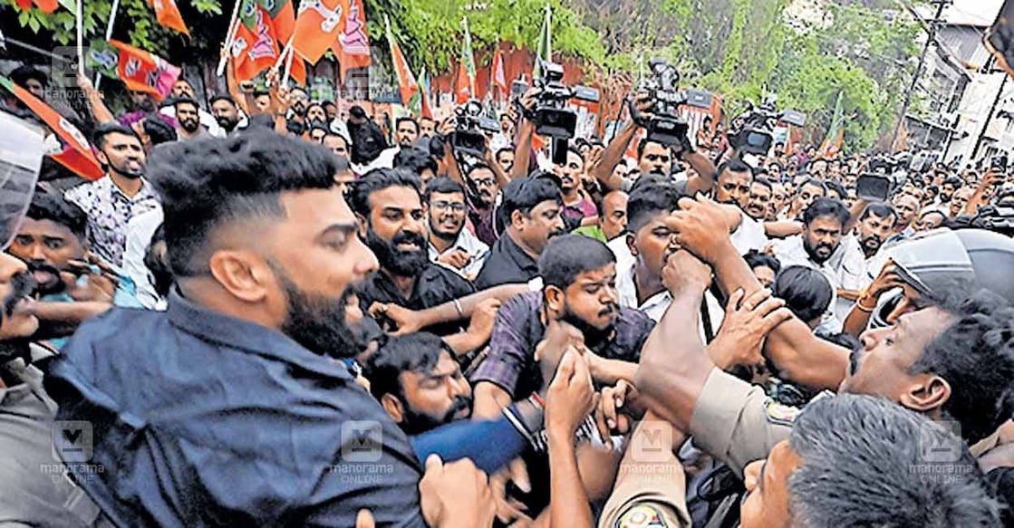 palakkad-bjp പാലക്കാട് നഗരസഭ, ഭിന്നശേഷിക്കാർക്കായി നിർമിക്കുന്ന നൈപുണ്യ വികസന കേന്ദ്രത്തിന് ആർഎസ്എസ് സ്ഥാപകൻ ഡോ.കെ.ബി.ഹെഡ്ഗേവാറിന്റെ പേരിട്ടതിനെ എതിർത്ത് ശിലാസ്ഥാപനച്ചടങ്ങിലേക്കു കോൺഗ്രസ് പ്രവർത്തകർ തള്ളിക്കയറിയ സംഭവത്തിൽ പ്രതിഷേധിച്ച് ജില്ലാ കോൺഗ്രസ് കമ്മിറ്റി ഓഫിസിലേക്ക് ബിജെപി നടത്തിയ മാർച്ച് പൊലീസ് തടഞ്ഞപ്പോൾ. ചിത്രം: മനോരമ
