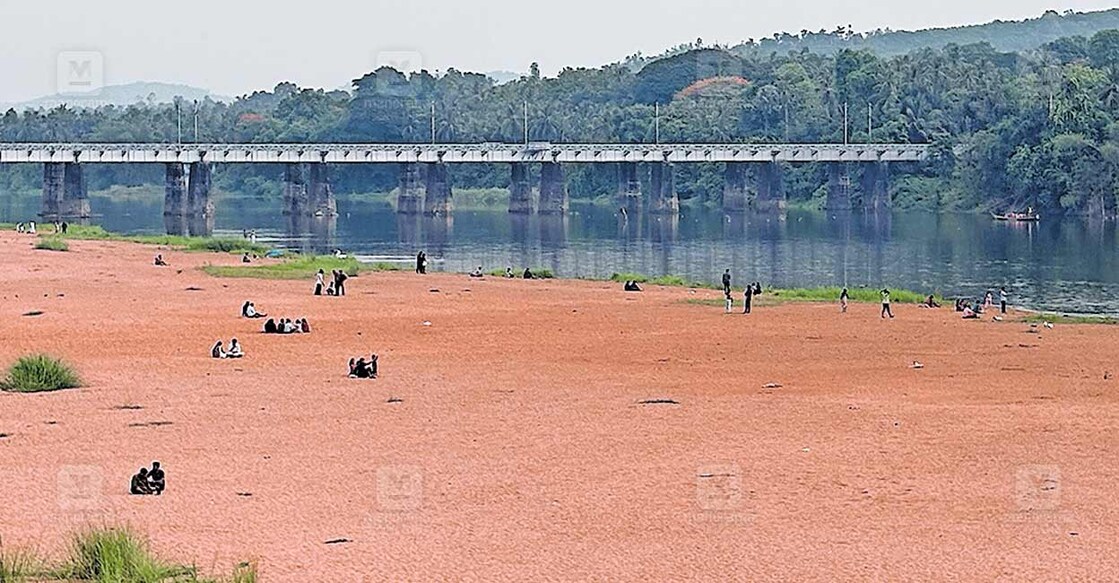 bharathapuzha സൗന്ദര്യവൽക്കരണത്തിനു ഷൊർണൂർ നഗരസഭ കണ്ടെത്തിയ
ഭാരതപ്പുഴയുടെ ഭാഗം.