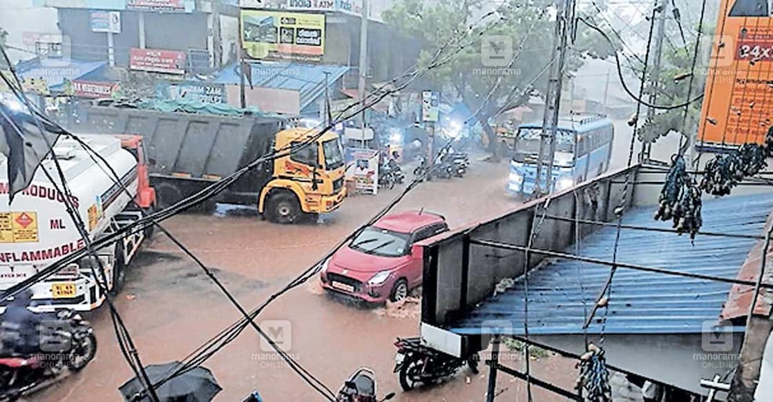mudapalloor-town തിങ്കളാഴ്ച വൈകിട്ട് പെയ്ത മഴയിൽ മുടപ്പല്ലൂർ ടൗണിലുണ്ടായ വെള്ളക്കെട്ട്.