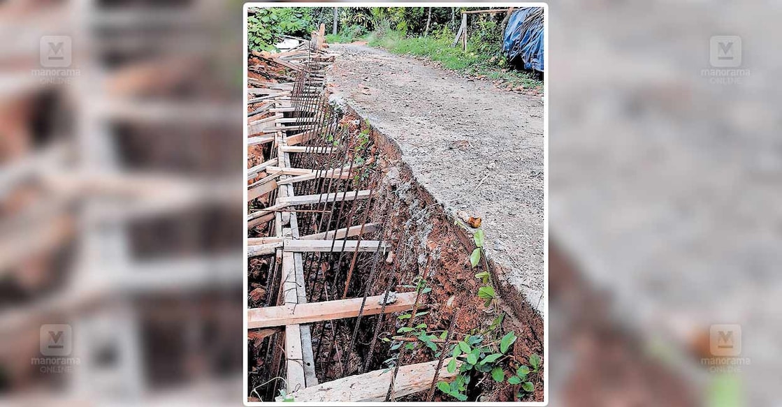 nellikunnu-road മേലഴിയം നെല്ലികുന്ന് റോഡിലെ സംരക്ഷണഭിത്തി നിർമാണത്തിന്റെ ഭാഗമായി സ്ഥാപിച്ച ഇരുമ്പു കമ്പികൾ.