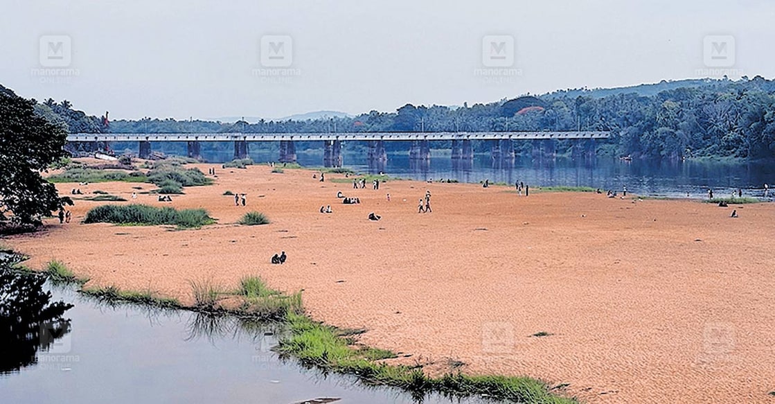 bharathapuzha-river-flood-risk ഷൊർണൂർ ഭാരതപ്പുഴയിൽ അടിഞ്ഞുകൂടിയ മണൽ.