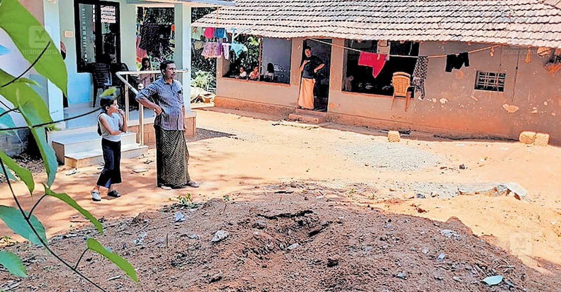 edathanattukara-idamala-wild-elephants ഇന്നലെ രാവിലെ പിലാച്ചോല ഭാഗത്തെ വീടുകളുടെ മുറ്റത്തു രണ്ടു കാട്ടാനകളുടെ കാൽപാടുകൾ പതിഞ്ഞ നിലയിൽ.