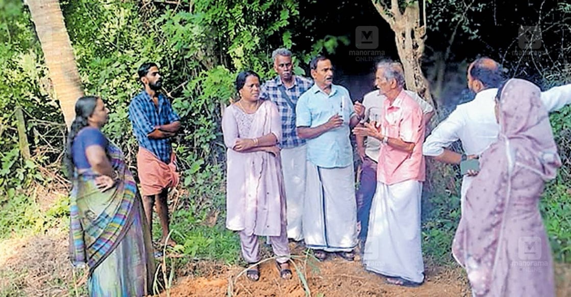 lakkidiperoor-panchayat-land-investigation മുളഞ്ഞൂർ പണ്ടാരക്കാട് പൊതുശ്മശാനത്തിലെ ഭൂമി കയ്യേറ്റം കണ്ടെത്താന് പഞ്ചായത്ത് അധികൃതര് പരിശോധന നടത്തുന്നു.