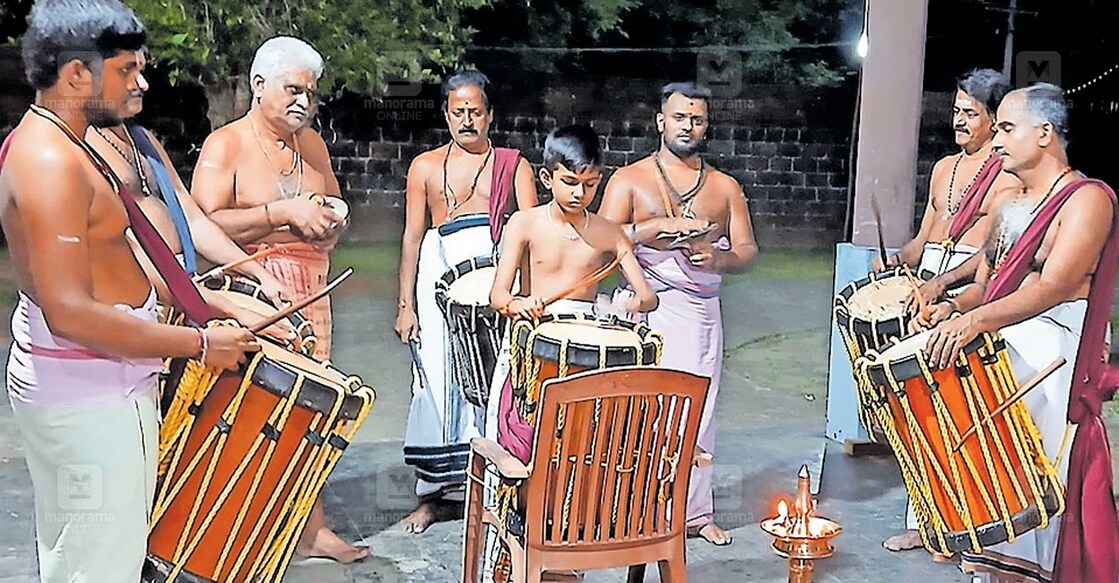 sreehari-thayambaka-performance-thrithala ഞാങ്ങാട്ടിരി ഭാഗവതിക്ഷേത്രത്തിലെ ഉത്സവത്തോടനുബന്ധിച്ച് ശ്രീഹരിയും സംഘവും
അവതരിപ്പിച്ച തായമ്പക.