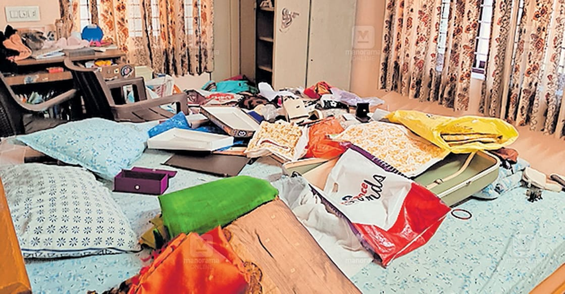 pkd-theft-house പുതുപ്പരിയാരത്തു കവർച്ച നടന്ന ഡോക്ടർ ദമ്പതികളുടെ വീട്ടിൽ വസ്ത്രങ്ങളും മറ്റും വാരിവലിച്ചിട്ട നിലയിൽ.