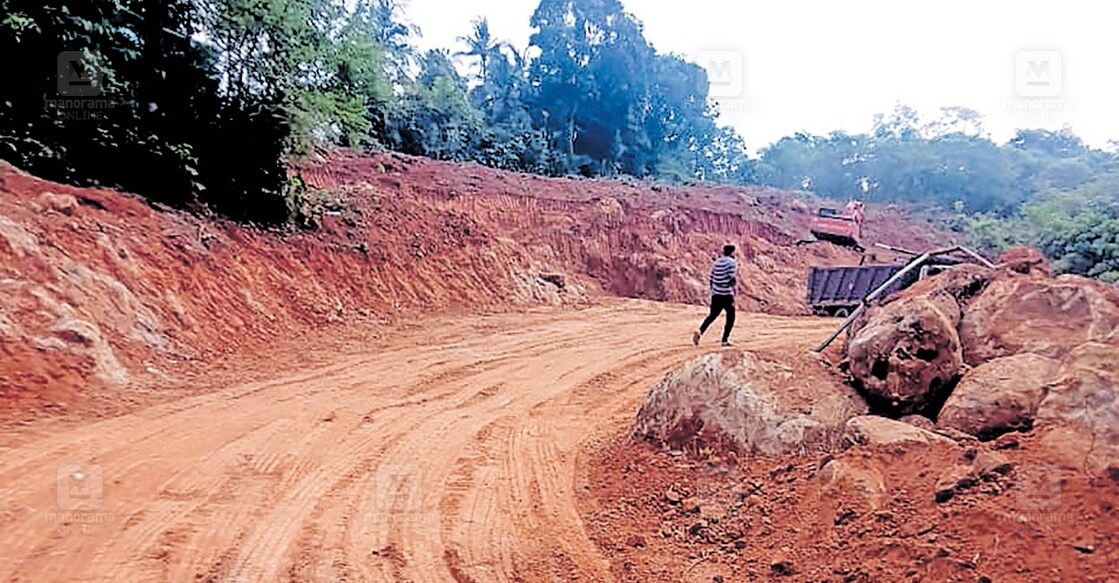 cholakkara-hill-excavation മണ്ണെടുപ്പു നടക്കുന്ന പട്ടിത്തറ പഞ്ചായത്തിലെ ചോലക്കര കുന്ന്.
