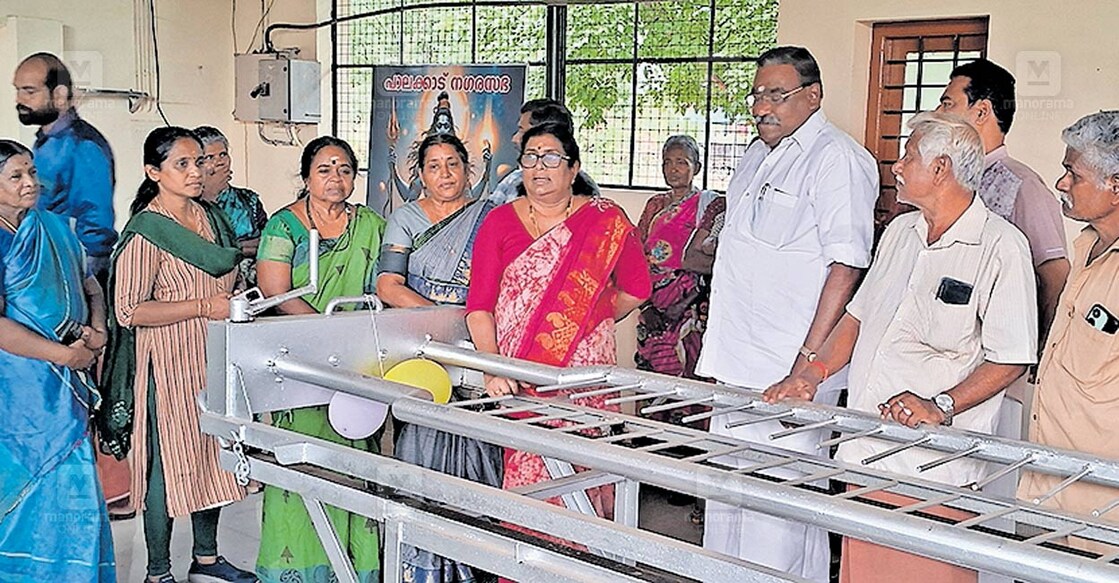 kunnumpuram-gas-crematorium-reopens കുന്നുംപുറം വാതക ശ്മശാനത്തിലെ നവീകരണ പ്രവൃത്തികളുടെ പൂർത്തീകരണം നഗരസഭാധ്യക്ഷ
പ്രമീള ശശിധരൻ ഉദ്ഘാടനം ചെയ്യുന്നു.