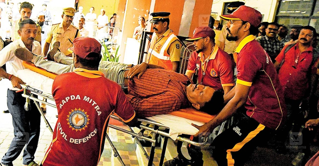 palakkad-mock-drill-emergency-preparedness രാജ്യസുരക്ഷാ മുന്നൊരുക്കങ്ങളുടെ ഭാഗമായി കേന്ദ്രസർക്കാരിന്റെ നിർദേശപ്രകാരം പാലക്കാട് സിവിൽ സ്റ്റേഷനിൽ നടന്ന മോക്ക്ഡ്രില്ലിൽ നിന്ന്. ചിത്രം: മനോരമ