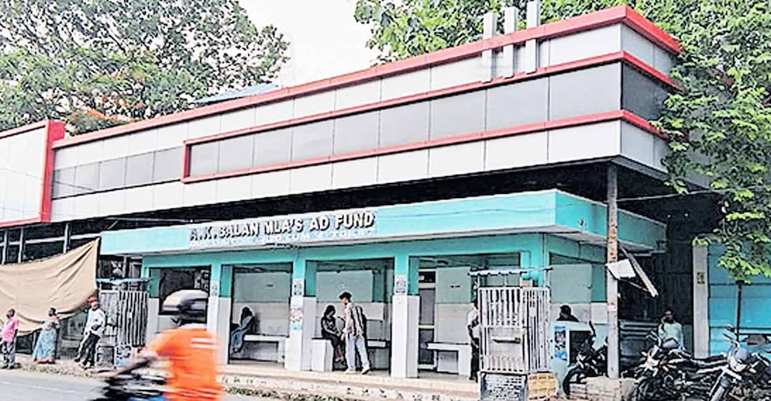 ns4-1-vadakkancherry-e-toilet വടക്കഞ്ചേരി ടൗണിലെ ചെറുപുഷ്പം സ്റ്റോപ്പിലെ ബസ് കാത്തിരിപ്പു കേന്ദ്രം.
