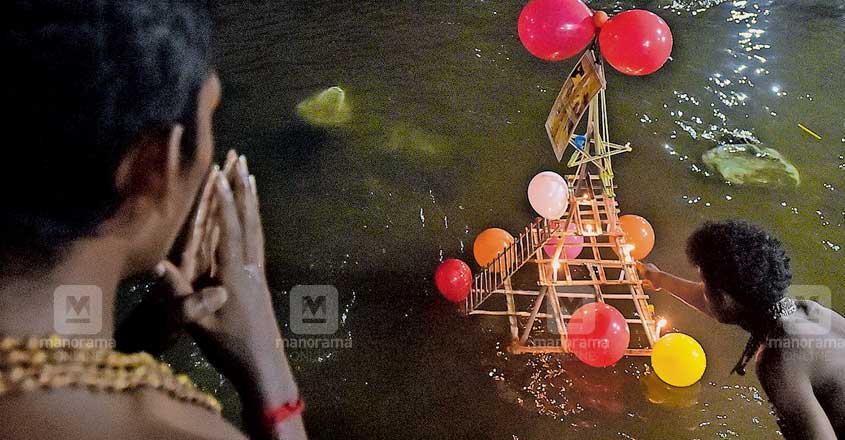 തെളിഞ്ഞൊഴുകട്ടെ... മകരവിളക്കിനു മുന്നോടിയായി ഇന്നലെ സന്ധ്യയ്ക്ക് പമ്പാനദിയിൽ ഭക്തർ പമ്പാവിളക്ക് ഒഴുക്കിയപ്പോൾ. ചിത്രം: അരവിന്ദ് വേണുഗോപാൽ∙മനോരമ തെളിഞ്ഞൊഴുകട്ടെ... മകരവിളക്കിനു മുന്നോടിയായി ഇന്നലെ സന്ധ്യയ്ക്ക് പമ്പാനദിയിൽ ഭക്തർ പമ്പാവിളക്ക് ഒഴുക്കിയപ്പോൾ. ചിത്രം: അരവിന്ദ് വേണുഗോപാൽ∙മനോരമ