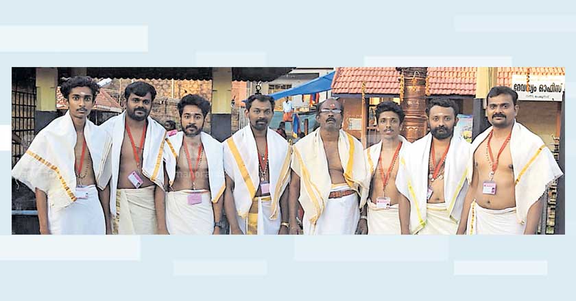 ശബരിമലയിൽ ഇന്ന് മുതൽ നടക്കുന്ന മാളികപ്പുറത്തെ എഴുന്നെള്ളത്തിന് നായാട്ടുവിളിക്കുന്ന റാന്നി പെരുനാട് പുന്നമുട്ടിൽ പി.കെ.രവീന്ദ്രനാഥ പിള്ളയും സംഘവും. ശബരിമലയിൽ ഇന്ന് മുതൽ നടക്കുന്ന മാളികപ്പുറത്തെ എഴുന്നെള്ളത്തിന് നായാട്ടുവിളിക്കുന്ന റാന്നി പെരുനാട് പുന്നമുട്ടിൽ പി.കെ.രവീന്ദ്രനാഥ പിള്ളയും സംഘവും.