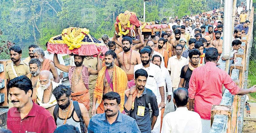 ശബരിമലയ്ക്കുള്ള തിരുവാഭരണ ഘോഷയാത്ര വടശേരിക്കര പേങ്ങാട്ട്കടവ് പാലത്തിലൂടെ കടന്നു പോയപ്പോൾ. ശബരിമലയ്ക്കുള്ള തിരുവാഭരണ ഘോഷയാത്ര വടശേരിക്കര പേങ്ങാട്ട്കടവ് പാലത്തിലൂടെ കടന്നു പോയപ്പോൾ.