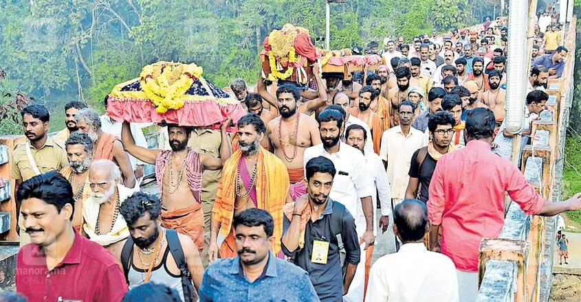 ശബരിമലയ്ക്കുള്ള തിരുവാഭരണ ഘോഷയാത്ര വടശേരിക്കര പേങ്ങാട്ട്കടവ് പാലത്തിലൂടെ കടന്നു പോയപ്പോൾ. ശബരിമലയ്ക്കുള്ള തിരുവാഭരണ ഘോഷയാത്ര വടശേരിക്കര പേങ്ങാട്ട്കടവ് പാലത്തിലൂടെ കടന്നു പോയപ്പോൾ.