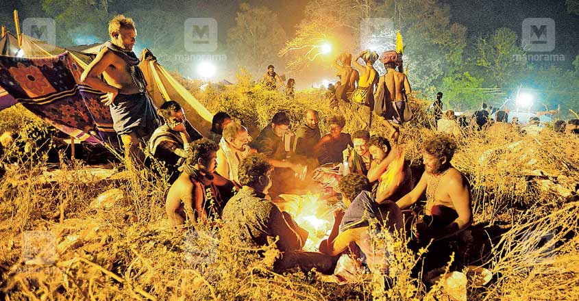 മകരജ്യോതി ദർശനത്തിനായി ശബരിമല പാണ്ടിത്താവളത്ത് വിരിവച്ച് കാത്തിരിക്കുന്ന തീർഥാടകർ. ചിത്രം: മനോരമ മകരജ്യോതി ദർശനത്തിനായി ശബരിമല പാണ്ടിത്താവളത്ത് വിരിവച്ച് കാത്തിരിക്കുന്ന തീർഥാടകർ. ചിത്രം: മനോരമ