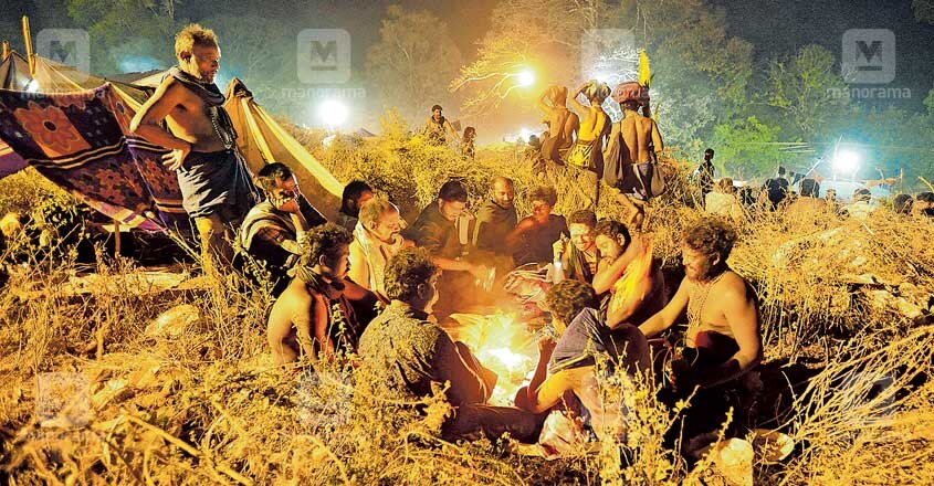 മകരജ്യോതി ദർശനത്തിനായി ശബരിമല പാണ്ടിത്താവളത്ത് വിരിവച്ച് കാത്തിരിക്കുന്ന തീർഥാടകർ. ചിത്രം: മനോരമ മകരജ്യോതി ദർശനത്തിനായി ശബരിമല പാണ്ടിത്താവളത്ത് വിരിവച്ച് കാത്തിരിക്കുന്ന തീർഥാടകർ. ചിത്രം: മനോരമ