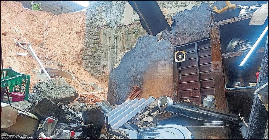 pathanamthitta-house-damaged ഇന്നലെ പുലർച്ചെ ഉണ്ടായ കനത്ത മഴയിൽ തുകലശേരി ഐക്കരയിൽ ഗീരിഷ് കുമാറിന്റെ വീട് തകർന്ന നിലയിൽ.