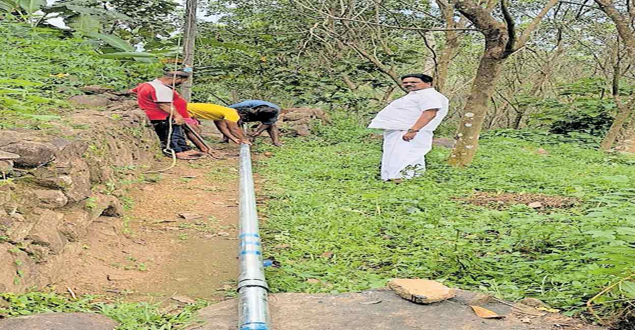 ജൽജീവൻ പദ്ധതി പൈപ്പുകൾ സ്ഥാപിക്കാൻ എൻജിനീയർമാർ Kerala Water