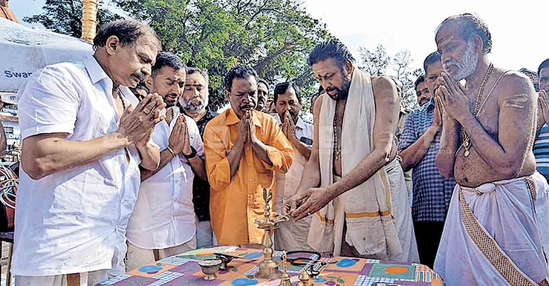 ശബരിമല തിരുമുറ്റത്ത് ആരംഭിച്ച പ്രഥമ ശുശ്രൂഷാ കേന്ദ്രം തന്ത്രി കണ്ഠര് രാജീവര് ഉദ്ഘാടനം ചെയ്യുന്നു. ദേവസ്വം എക്സിക്യൂട്ടീവ് ഓഫിസർ എച്ച്. കൃഷ്ണകുമാർ, ഡോ. ഒ.വാസുദേവൻ, മേൽശാന്തി കെ.ജയരാമൻ നമ്പൂതിരി എന്നിവർ സമീപം  

