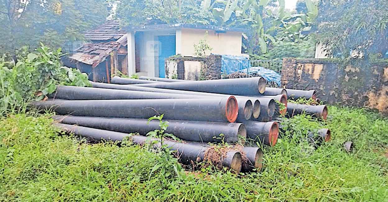 ജലവിതരണ പൈപ്പ് ഉപേക്ഷിക്കപ്പെട്ട നിലയിൽ കണ്ണടച്ച് അധികൃതർ Kerala