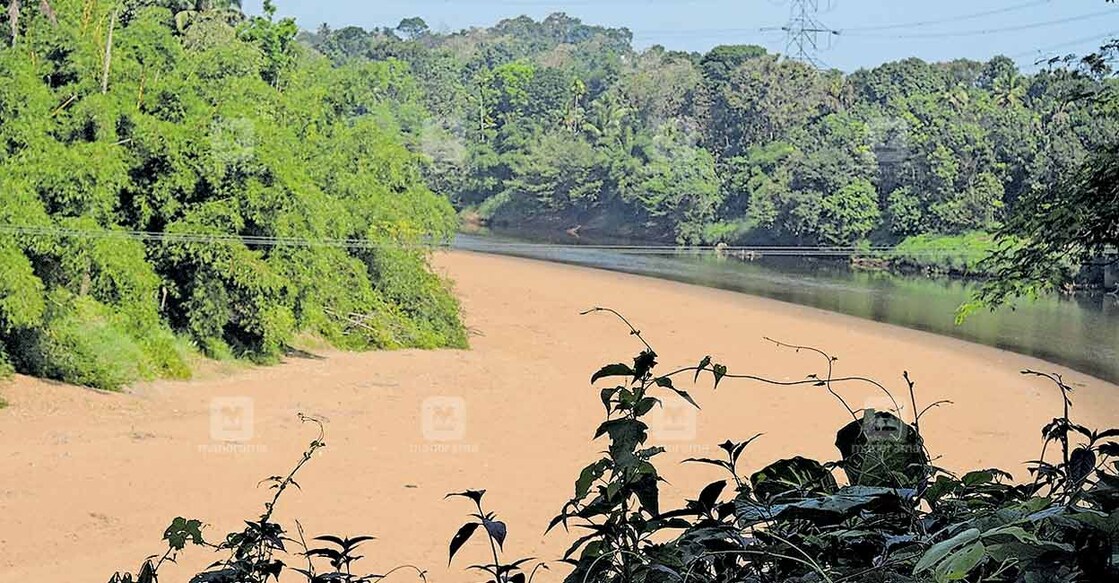 മണൽപ്പരപ്പുകൾ തെളിഞ്ഞ് വരളുന്ന പമ്പാനദി. വരവൂർ നിന്നുള്ള കാഴ്ച.  