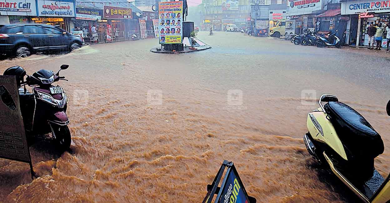 ഒരു മണിക്കൂർ കനത്തമഴ വെള്ളം ഇരച്ചു കയറി മുങ്ങി പത്തനംതിട്ട നഗരം