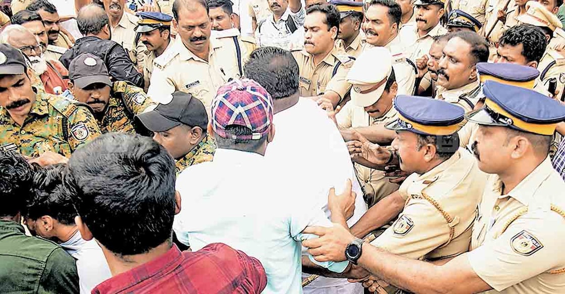 പത്തനംതിട്ട കാർഷിക ഗ്രാമ വികസന ബാങ്ക് തിരഞ്ഞെടുപ്പിനിടെ കള്ളവോട്ട് ചെയ്യുന്നതിനെ ചൊല്ലിയുള്ള തർക്കത്തെ തുടർന്ന് ഏറ്റുമുട്ടിയ യുഡിഎഫ് എൽഡിഎഫ് പ്രവർത്തകരെ പൊലീസ് ഓടിക്കുന്നു.  

