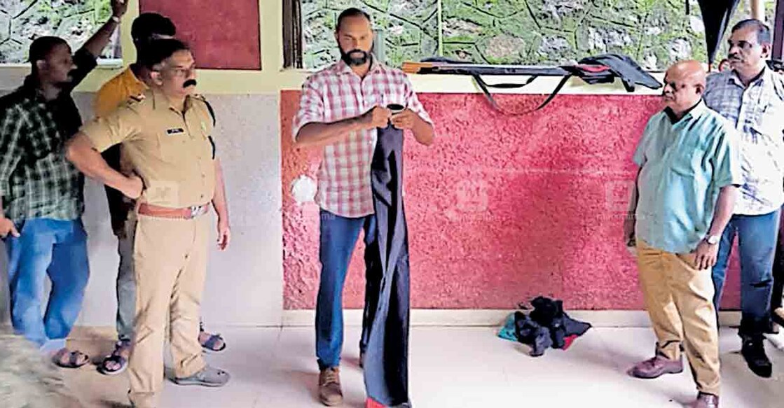 തണ്ണിത്തോട് അടവി കുട്ടവഞ്ചി സവാരി കേന്ദ്രത്തിൽ ഫോറസ്റ്റ് അസിസ്റ്റന്റ് കൺസർവേറ്റർ വൈ.മുഹമ്മദ് അൻവറിന്റെ നേതൃത്വത്തിൽ പാമ്പ് പിടിത്തത്തിനുള്ള ശാസ്ത്രീയ പരിശീലനം നൽകുന്നു. 