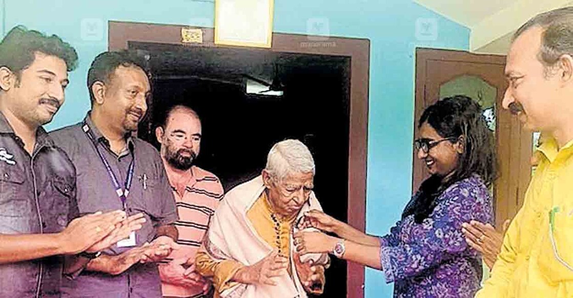 pathanamthittaa-sub-collector-Safna-Nasarudin-visited-Chellappan-Velayudhan-s-house-in-Thundi-at-Podiyadi-Pulintanam