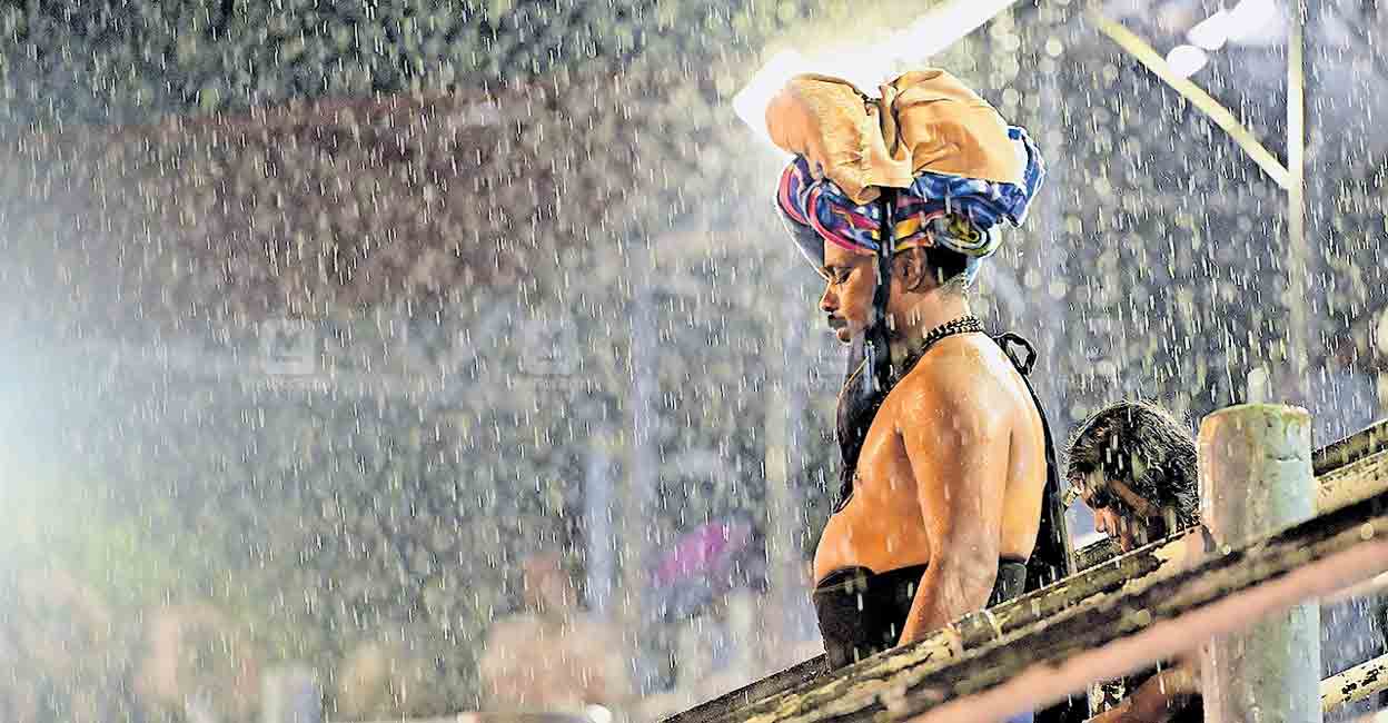 Yellow Alert Issued for Heavy Rain in Pathanamthitta District, Ayyappa Devotees Stuck on Sabarimala Route