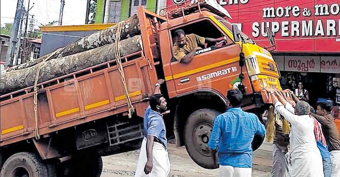 ആഞ്ഞിലിത്തടിയുമായി എത്തിയ ലോറിയുടെ മുൻവശം ഉയർന്നുപൊങ്ങിയത് താഴ്ത്താൻ ശ്രമിക്കുന്നു. 