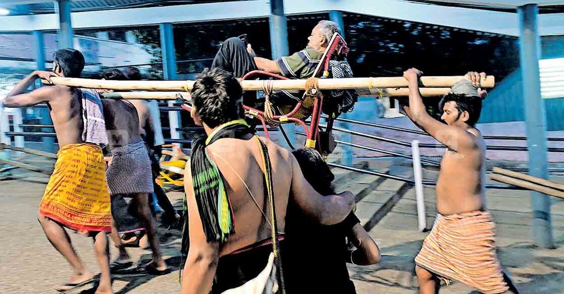  ‍നടന്നു കയറാനാകാത്ത തീർഥാടകരെ ഡോളിയിൽ സന്നിധാനത്തേക്ക് എത്തിക്കുന്നു. 