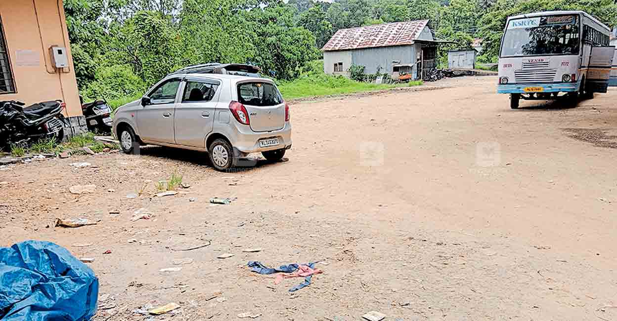 പൊടിയും ചെളിയും നിറഞ്ഞ് കെഎസ്ആർടിസി കേന്ദ്രം