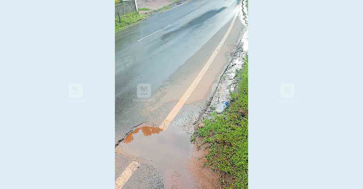 പൈപ്പിൽ ചോർച്ച ഒരുമാസമായി ജലം പാഴാകുന്നു